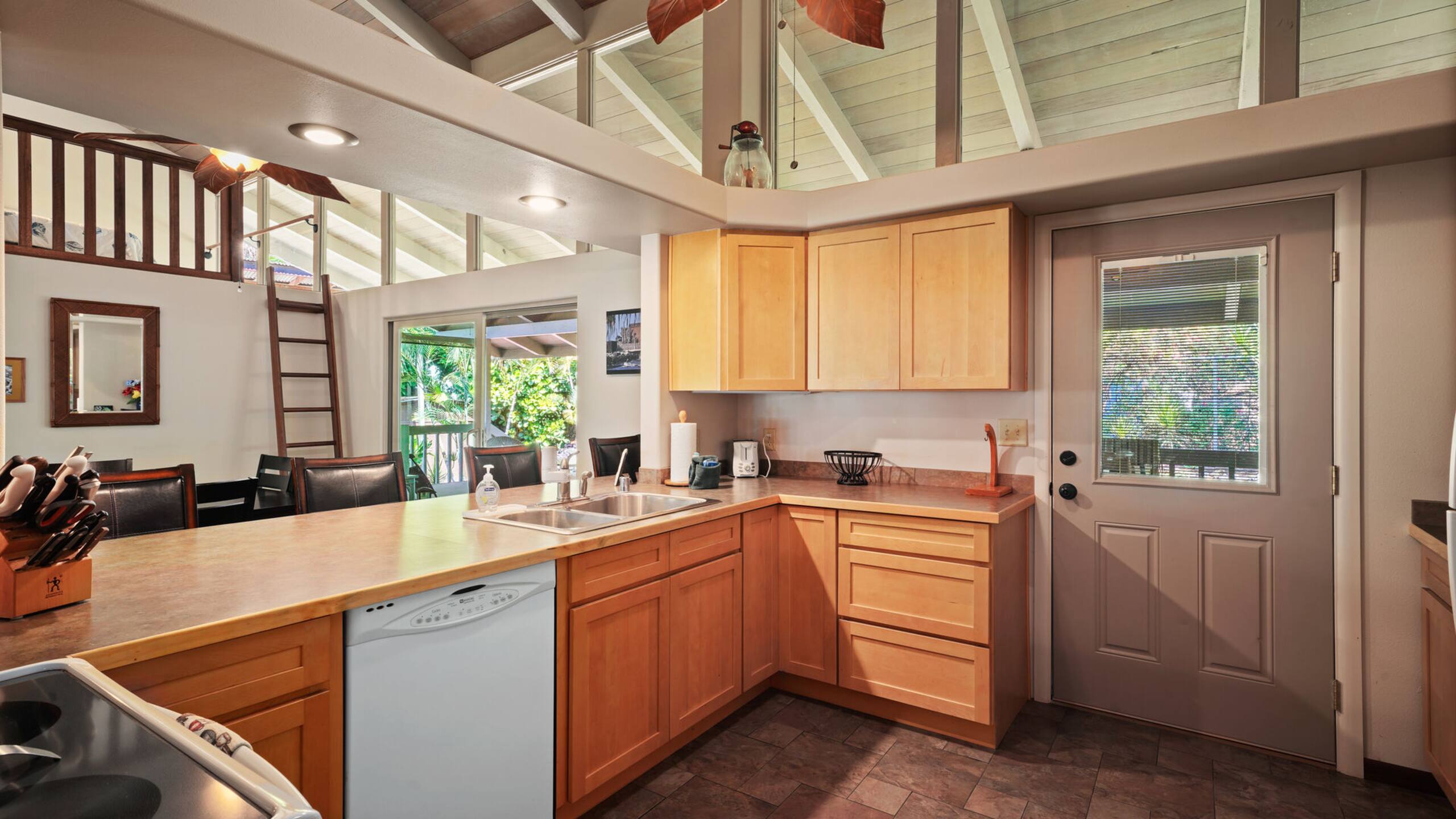 Home in Kailua-Kona · ★4.87 · 2 bedrooms · 2 beds · 2 baths - Image 11