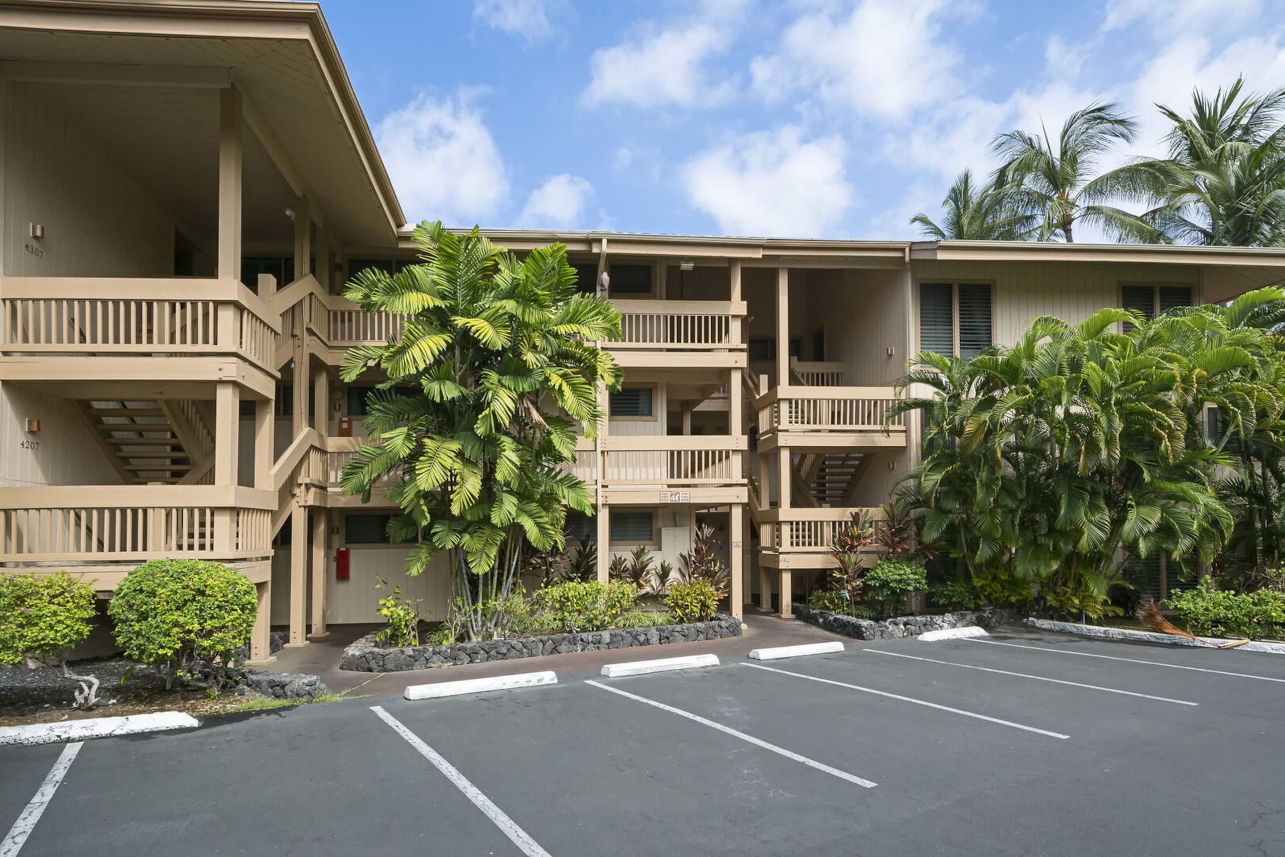 Condo in Kailua-Kona · ★4.69 · 2 bedrooms · 2 beds · 2 baths - Image 11