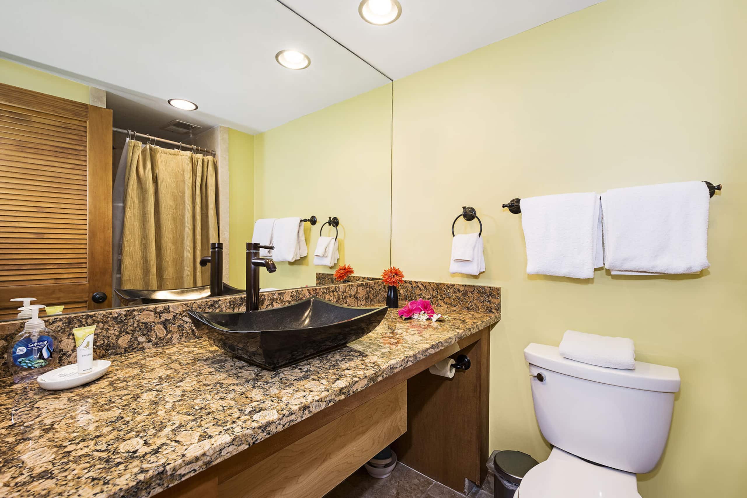 Condo in Kailua-Kona · ★4.69 · 2 bedrooms · 2 beds · 2 baths - Image 5