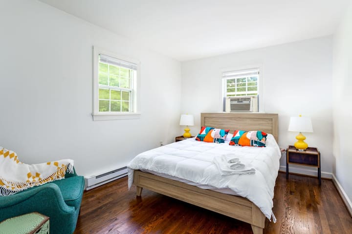 Bedroom 1 - Queen Bed
