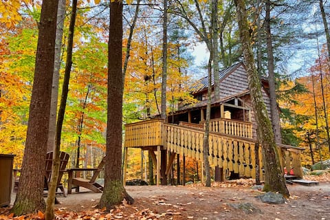 Luxury Treehouse Near Mt Sunapee, Fireplace + Deck