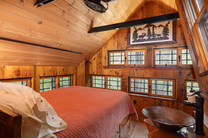 2nd floor bedroom with queen size bed 