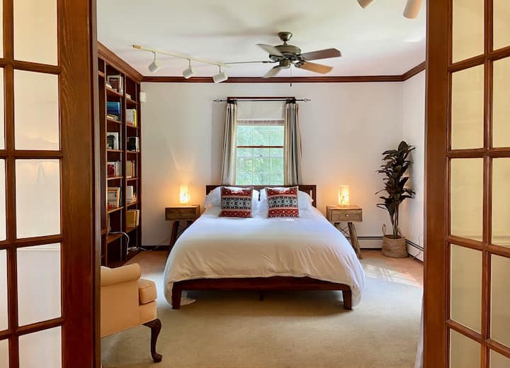 Spálňa 5 alias knižnica. Nachádza sa na prvom poschodí a má manželskú posteľ, písací stôl a útulnú stoličku na čítanie jednej z mnohých kníh na policiach.