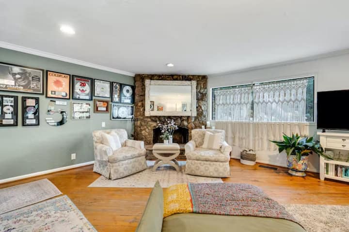 Malibu Retreat Boho House Pool, Sauna, Yoga, Views - Calabasas, CA