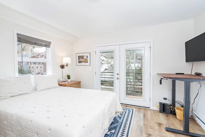 标准双人床卧室有三个方向的美丽景色，配有平板电视，通往私人阳台，可欣赏滑雪区景观。