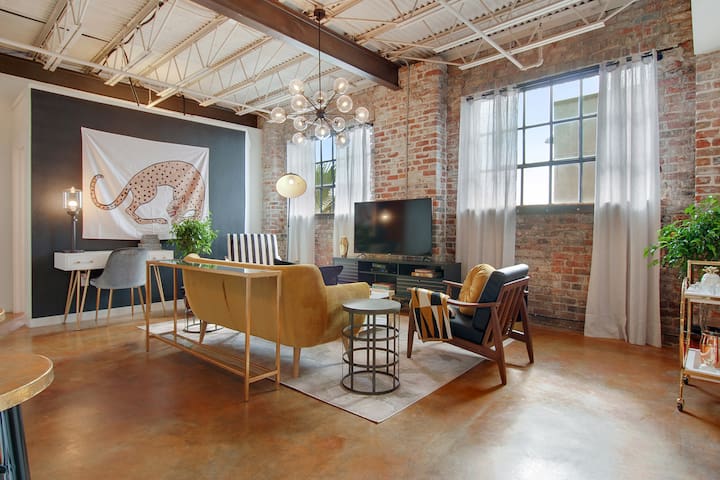 Warehouse District | Stylish Two Bedroom + Laundry