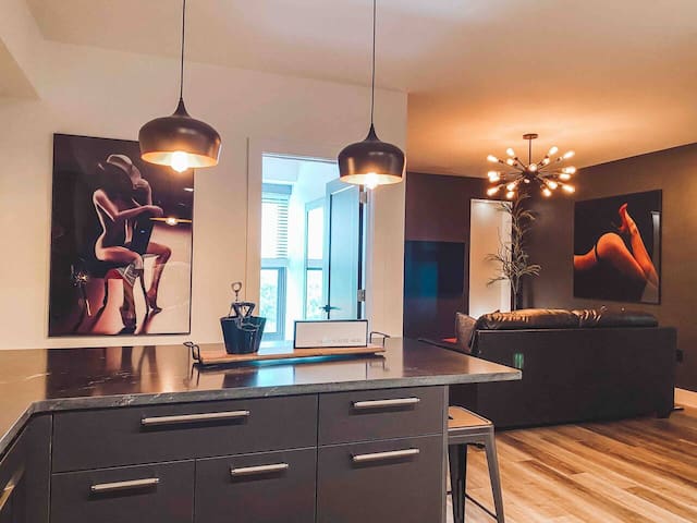 Matte Black 2 Bedroom – Music Row – Guitar Pool –