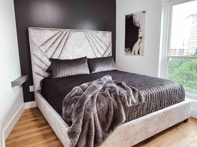 4 Bedroom Penthouse Suite – Music Row – Guitar Poo gallery image 4