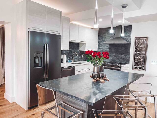 4 Bedroom Penthouse Suite – Music Row – Guitar Poo gallery image 3