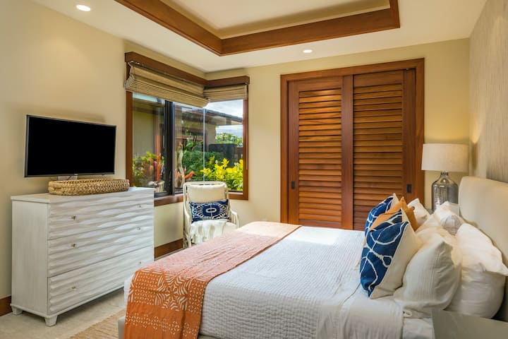 El dormitorio de invitados uno, junto a la gran habitación, tiene una gran ventana sin esquinas que enmarca el hermoso patio del jardín.