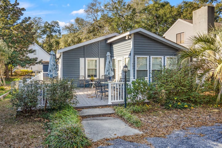 Pet-friendly Cottage W/fenced Yard By Beach & Park - North Myrtle Beach, SC