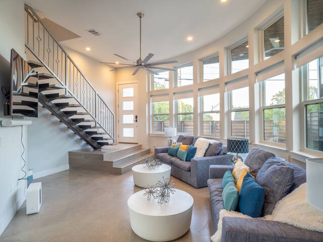 East Austin Modern Home + Private Pool – Charlene! gallery image 4