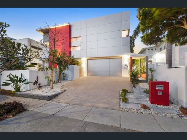 The Station- Sleeps 13 gallery image 2