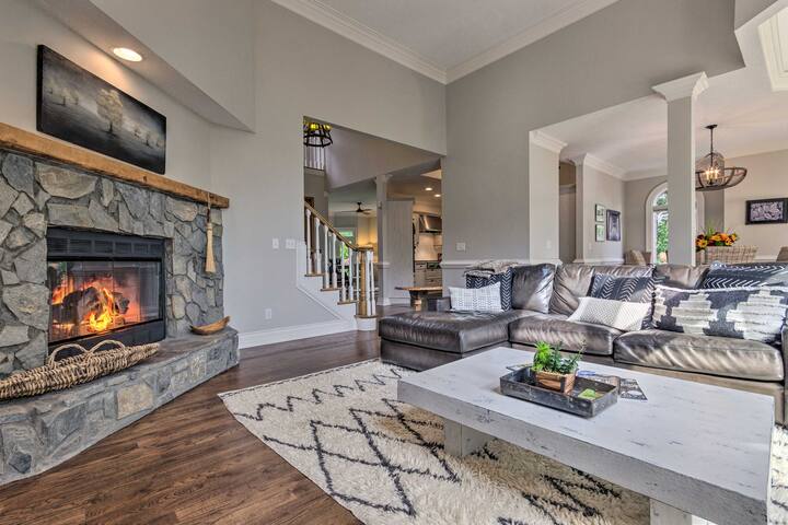 Spacious Elk Mountain Sanctuary w/ Deck & Views! gallery image 3