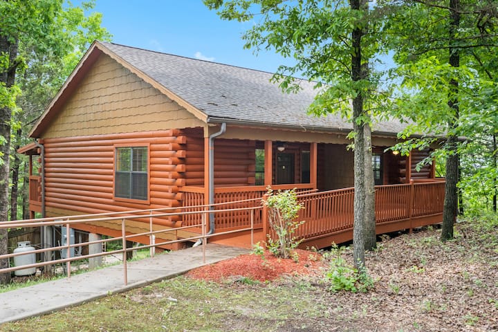 Walk-in King Bed Cabin-seasonal Outdoor Pool - Missouri