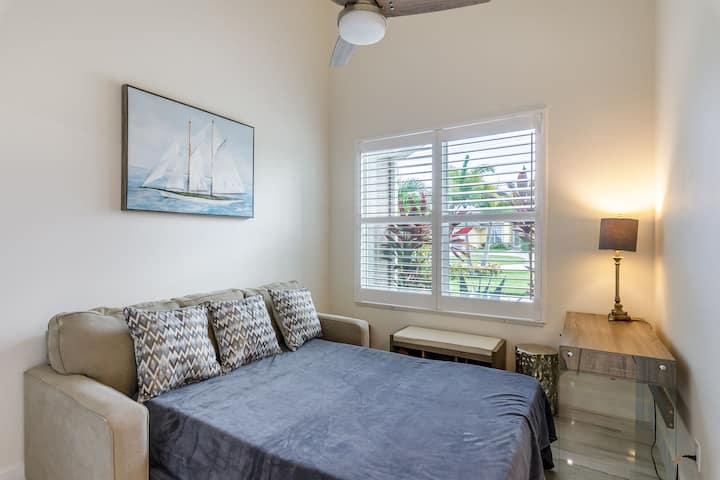 სტუმრების საძინებელი საძინებლის დივნით