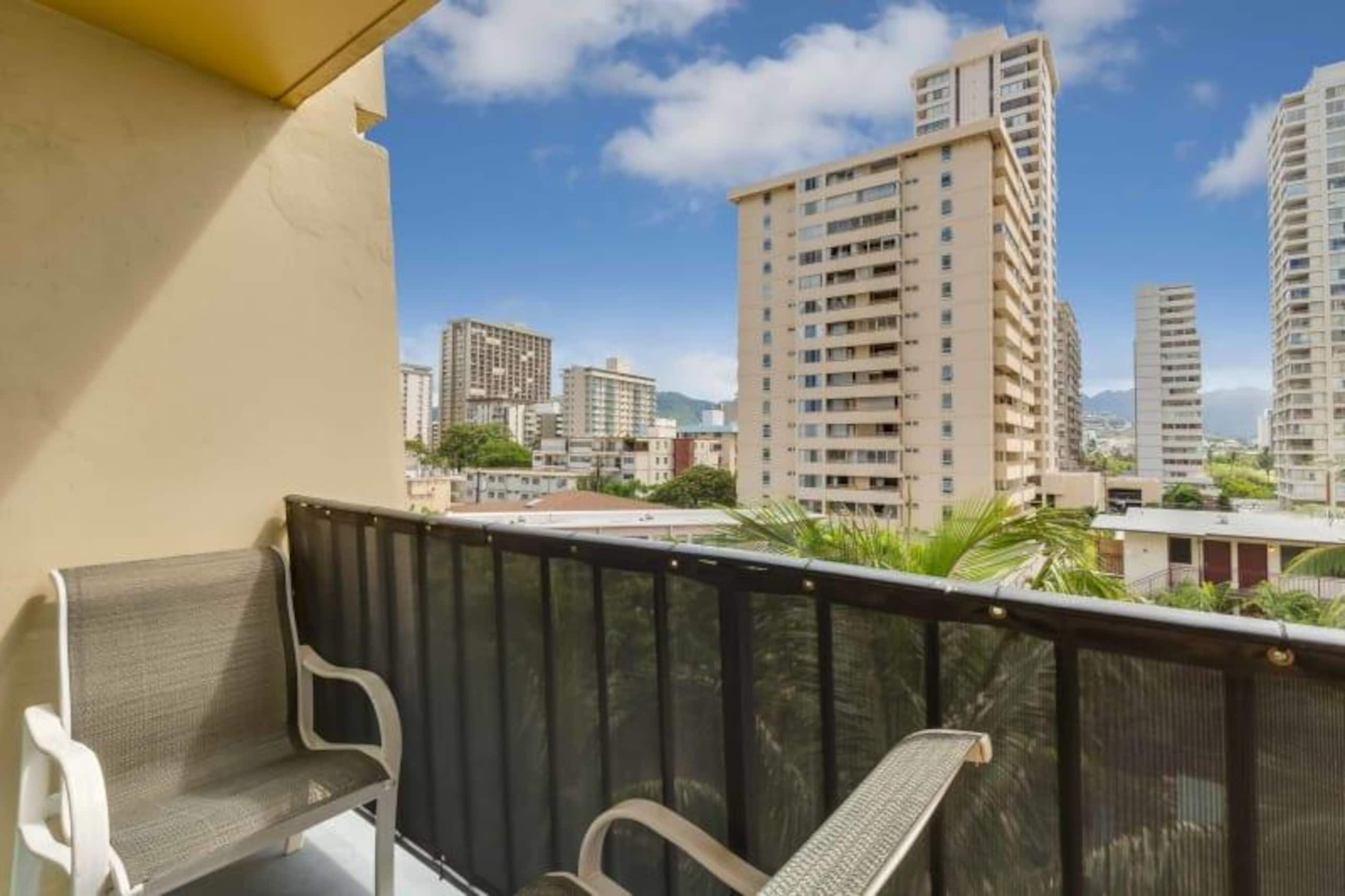 Condo in Honolulu · ★4.0 · Studio · 2 beds · 1 private bath - Image 1