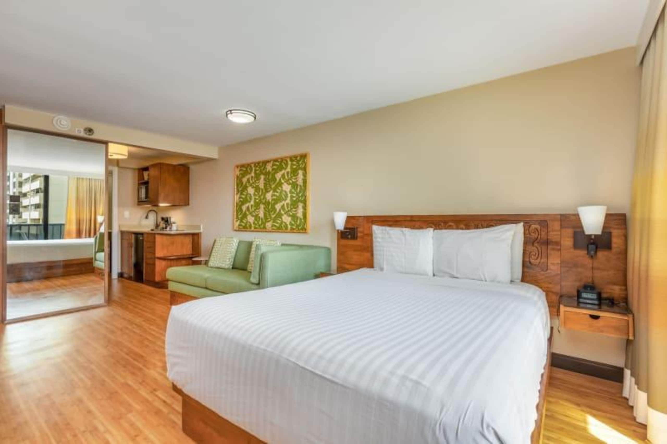 Condo in Honolulu · ★4.0 · Studio · 2 beds · 1 private bath - Image 16