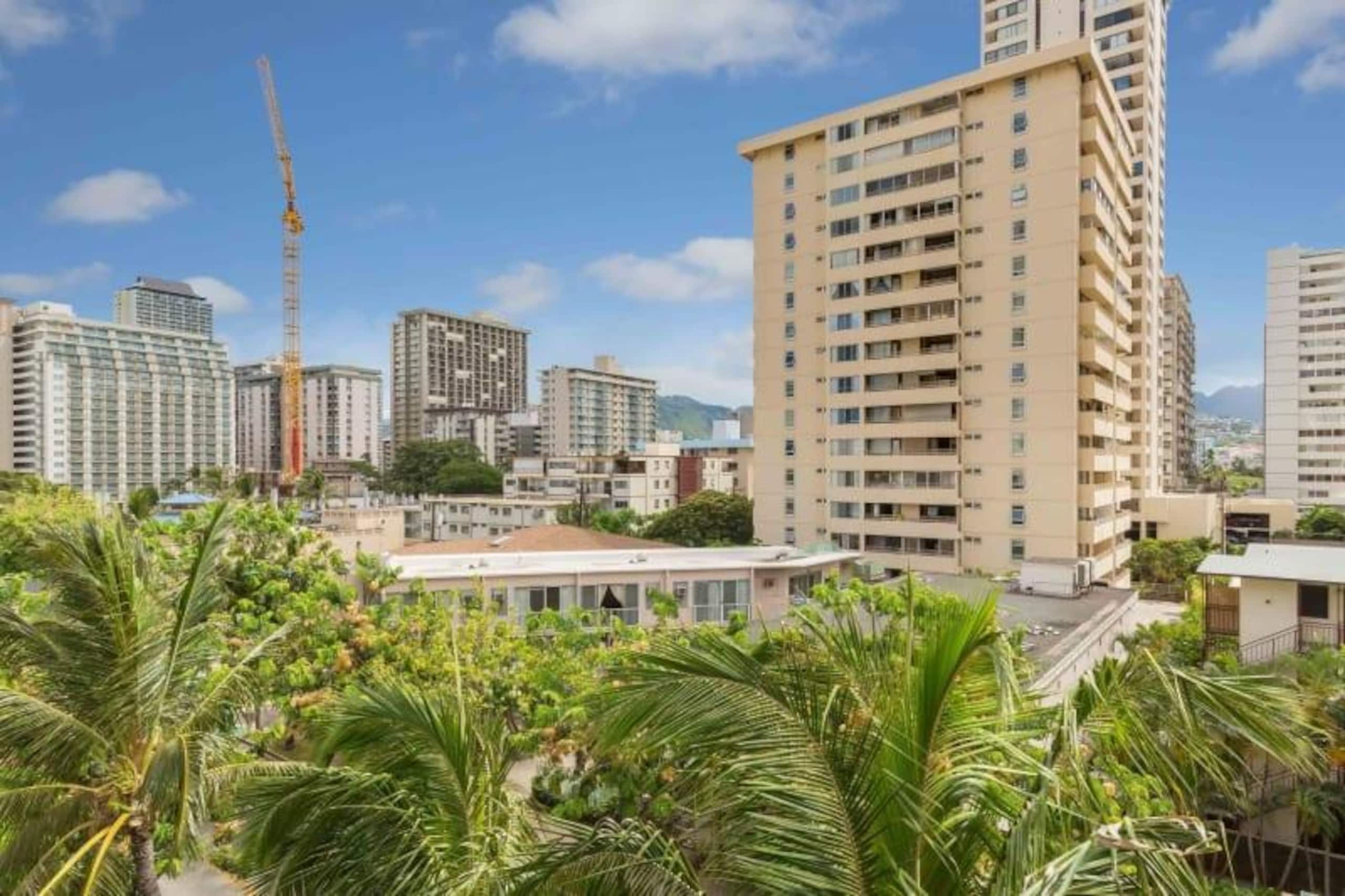 Condo in Honolulu · ★4.0 · Studio · 2 beds · 1 private bath - Image 10