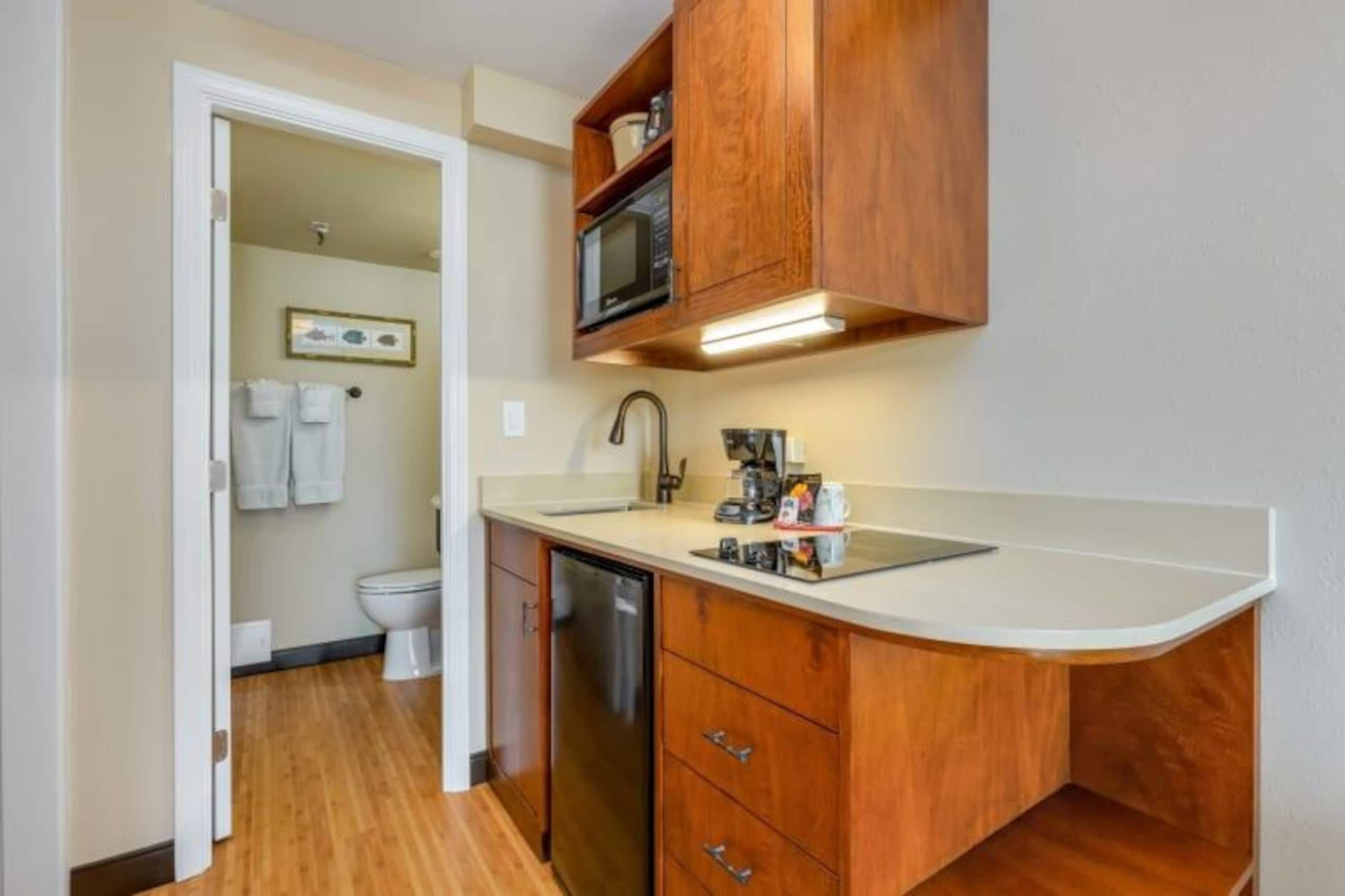 Condo in Honolulu · ★4.0 · Studio · 2 beds · 1 private bath - Image 3