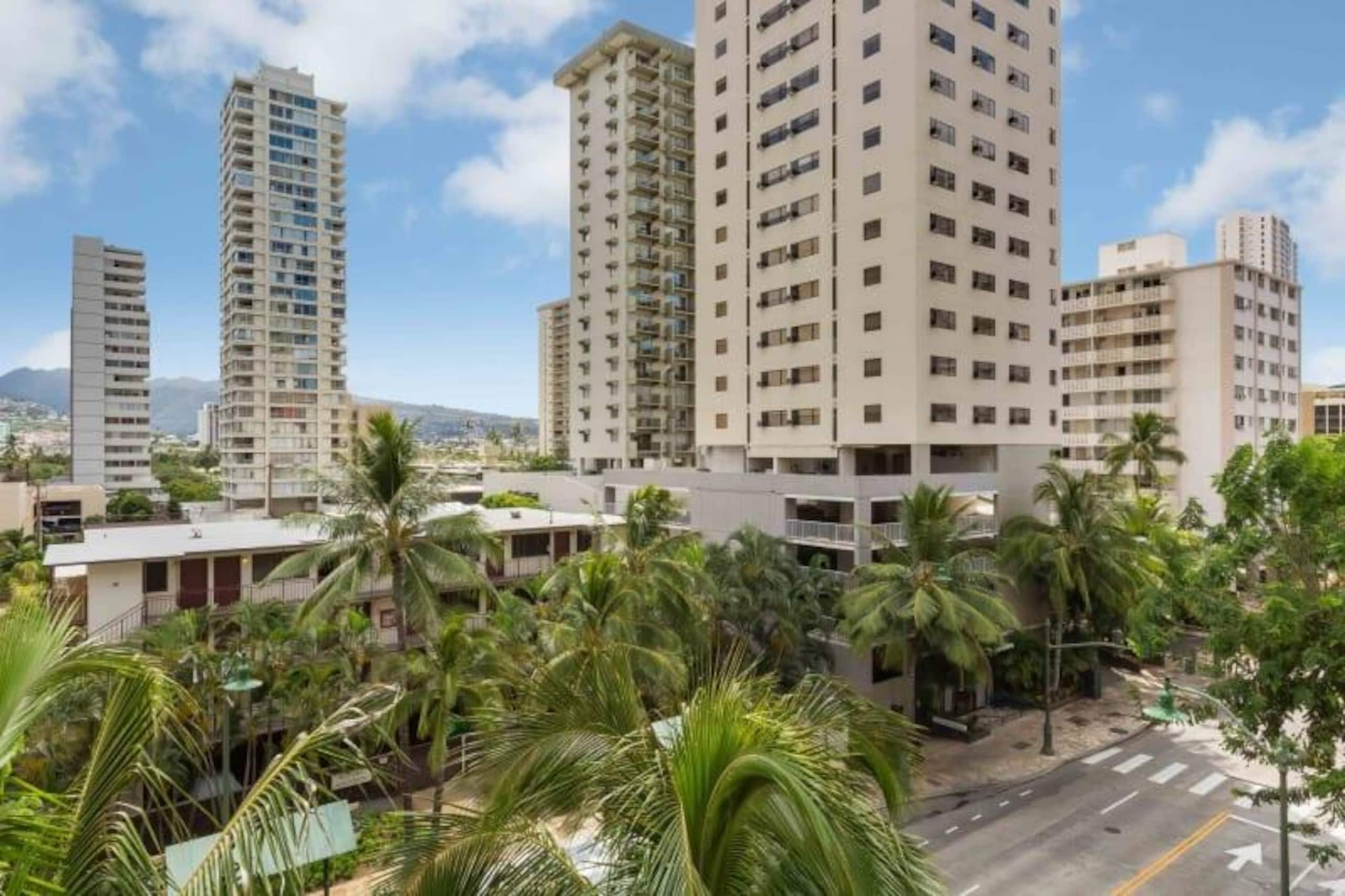 Condo in Honolulu · ★4.0 · Studio · 2 beds · 1 private bath - Image 12