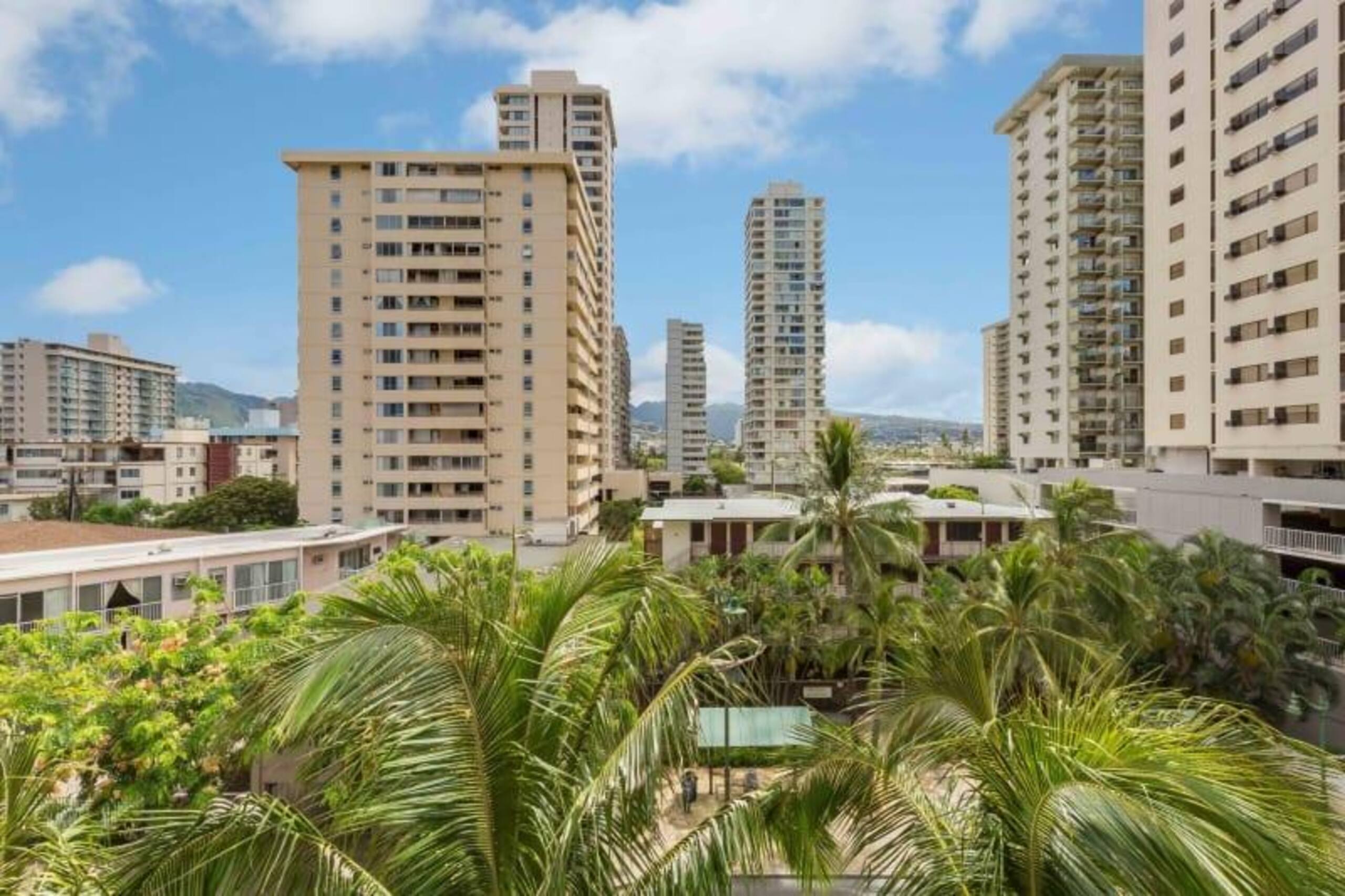 Condo in Honolulu · ★4.0 · Studio · 2 beds · 1 private bath - Image 11
