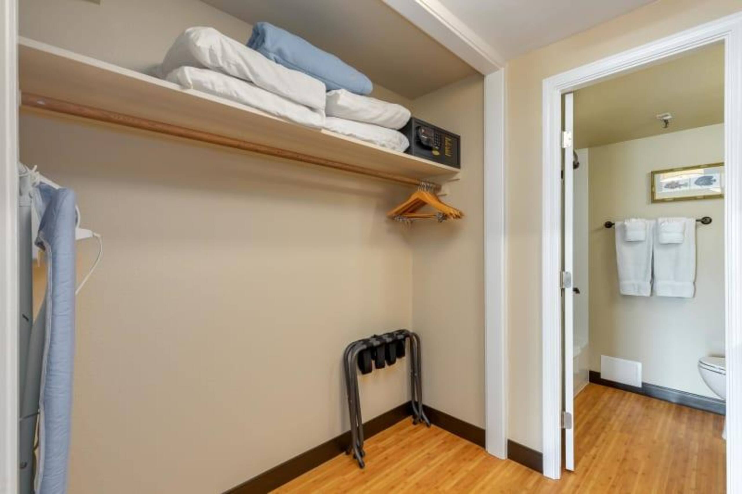 Condo in Honolulu · ★4.0 · Studio · 2 beds · 1 private bath - Image 9