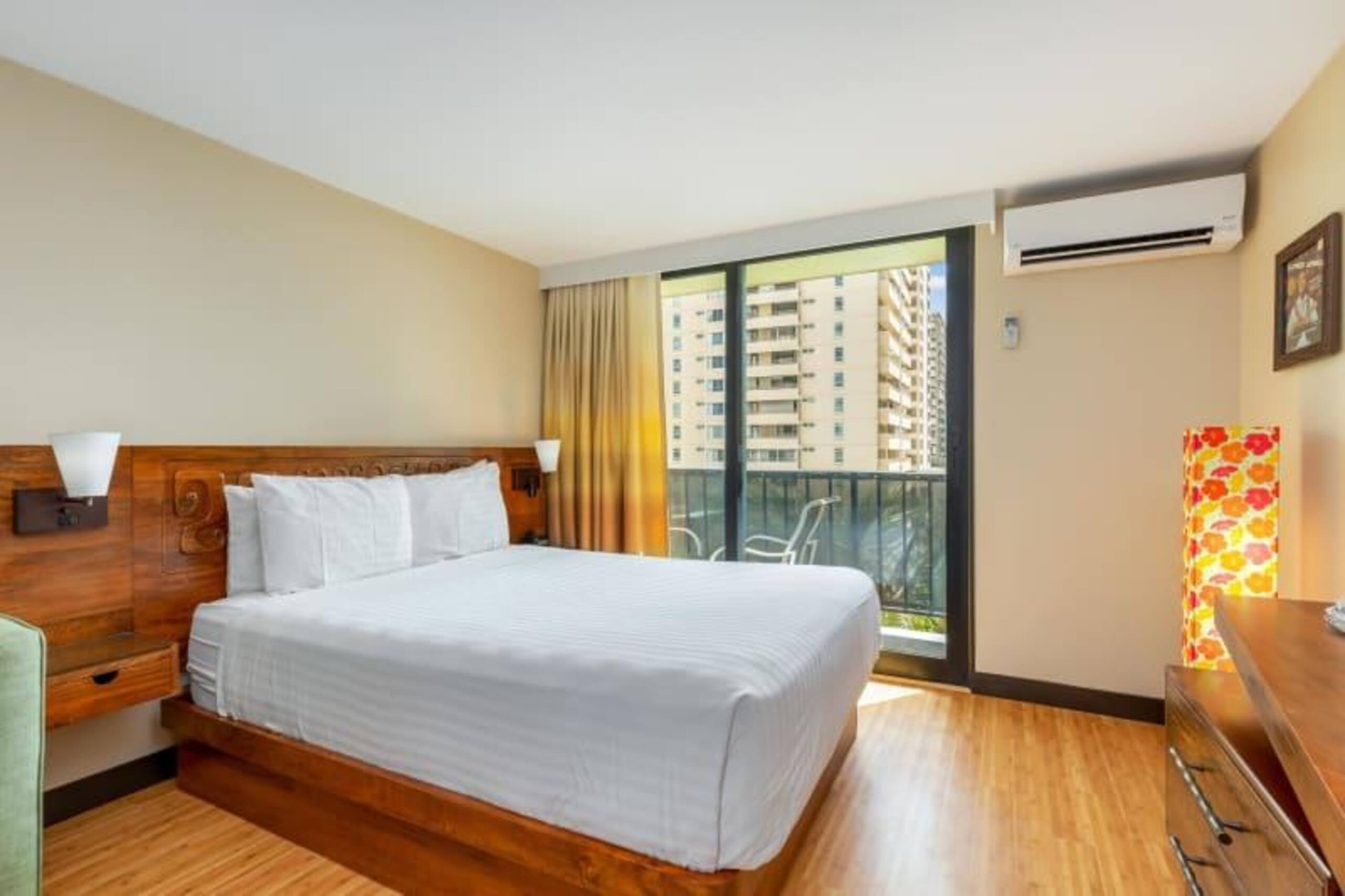 Condo in Honolulu · ★4.0 · Studio · 2 beds · 1 private bath - Image 4