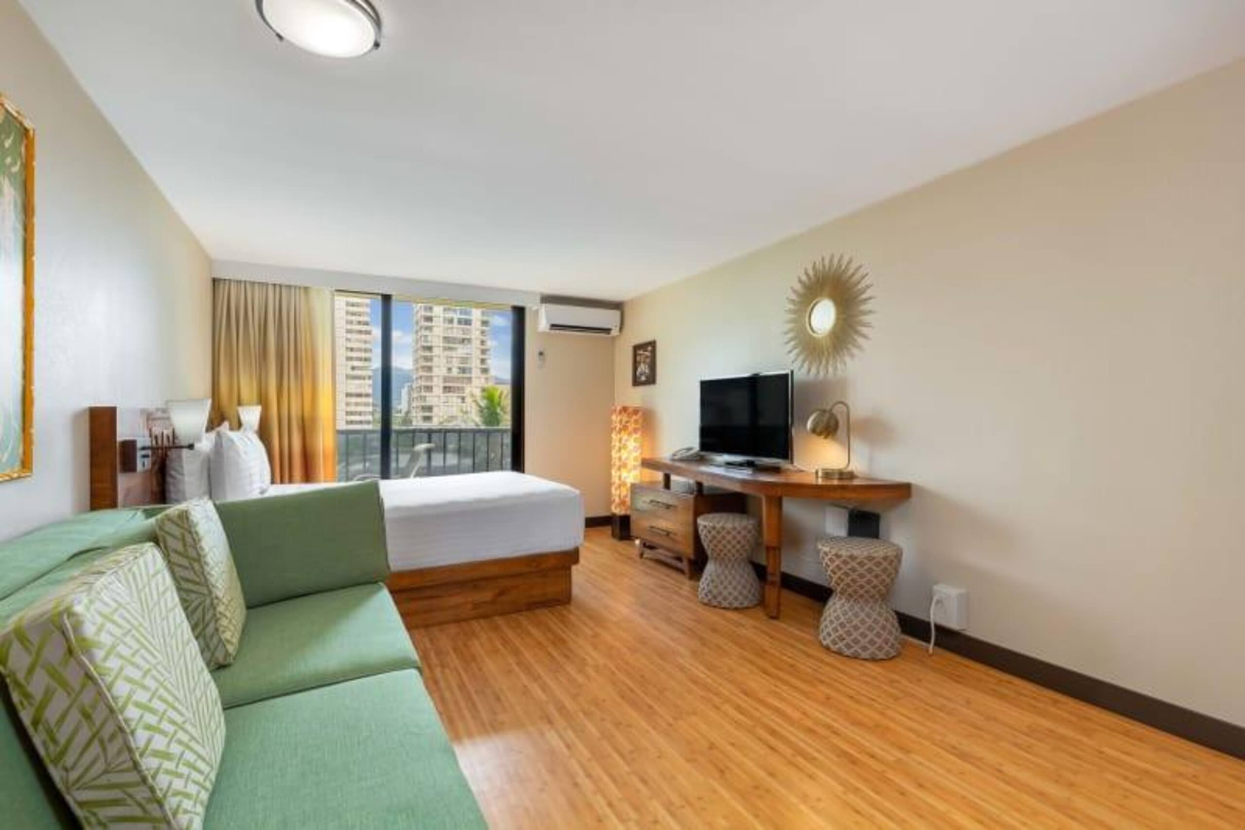 Condo in Honolulu · ★4.0 · Studio · 2 beds · 1 private bath - Image 13