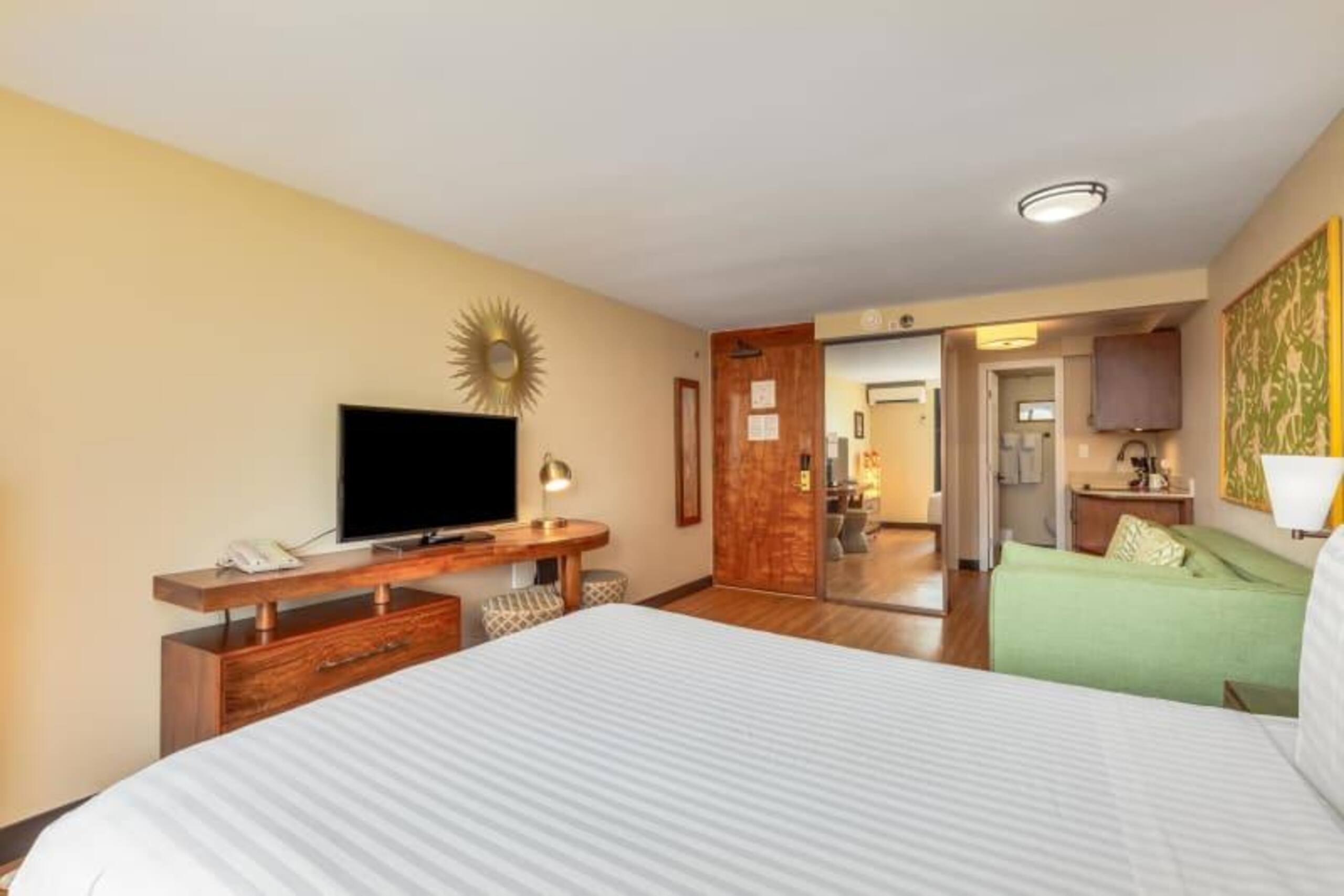 Condo in Honolulu · ★4.0 · Studio · 2 beds · 1 private bath - Image 15
