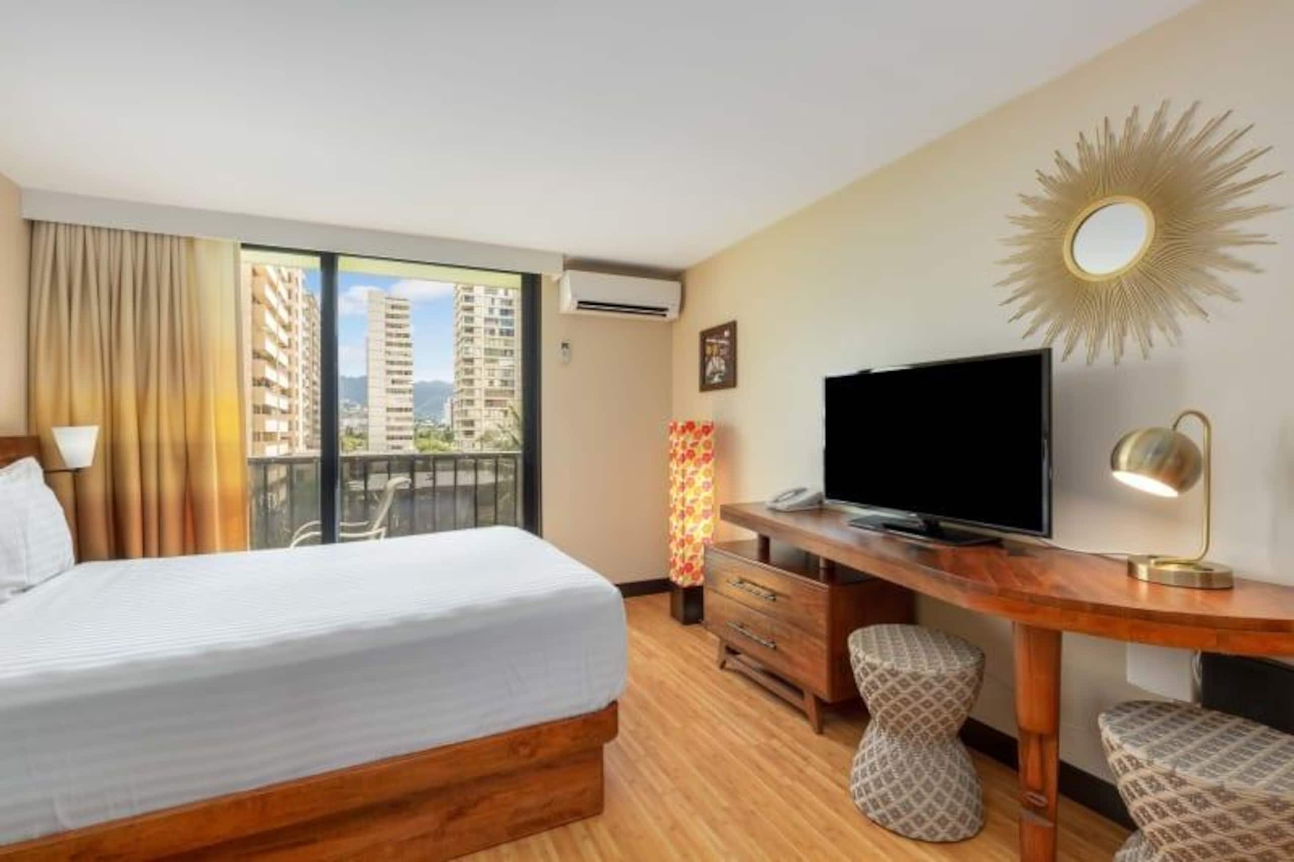 Condo in Honolulu · ★4.0 · Studio · 2 beds · 1 private bath - Image 14