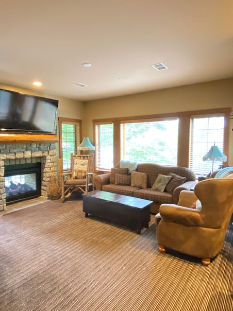 Basin Creekside: Hot tub/ Ski in Ski Out