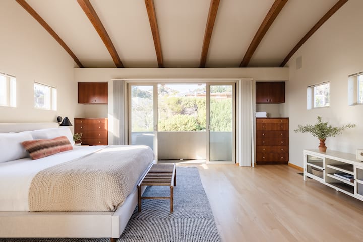 ห้องนอนหลักมีระเบียง