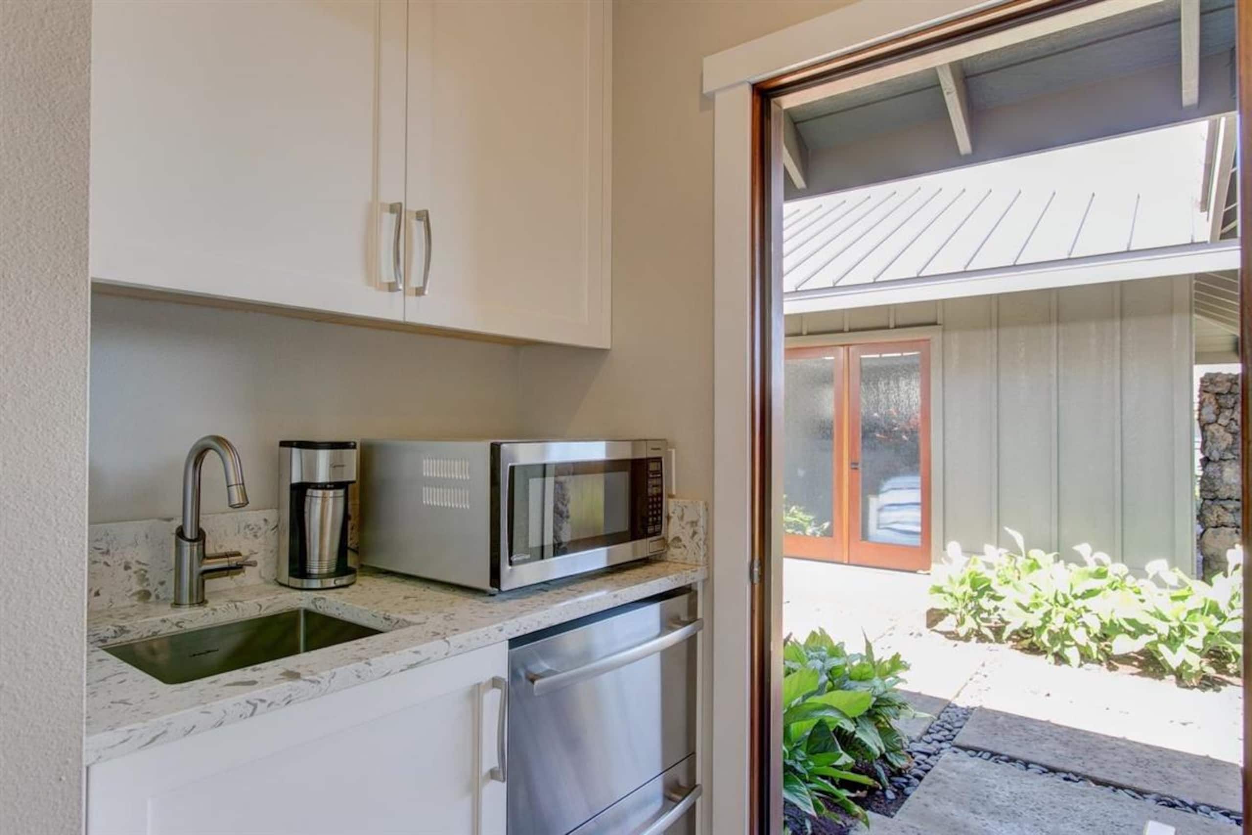 Luxury Home w/Pool + Spa, Sleeps 10, Waikoloa Re - Photo 42