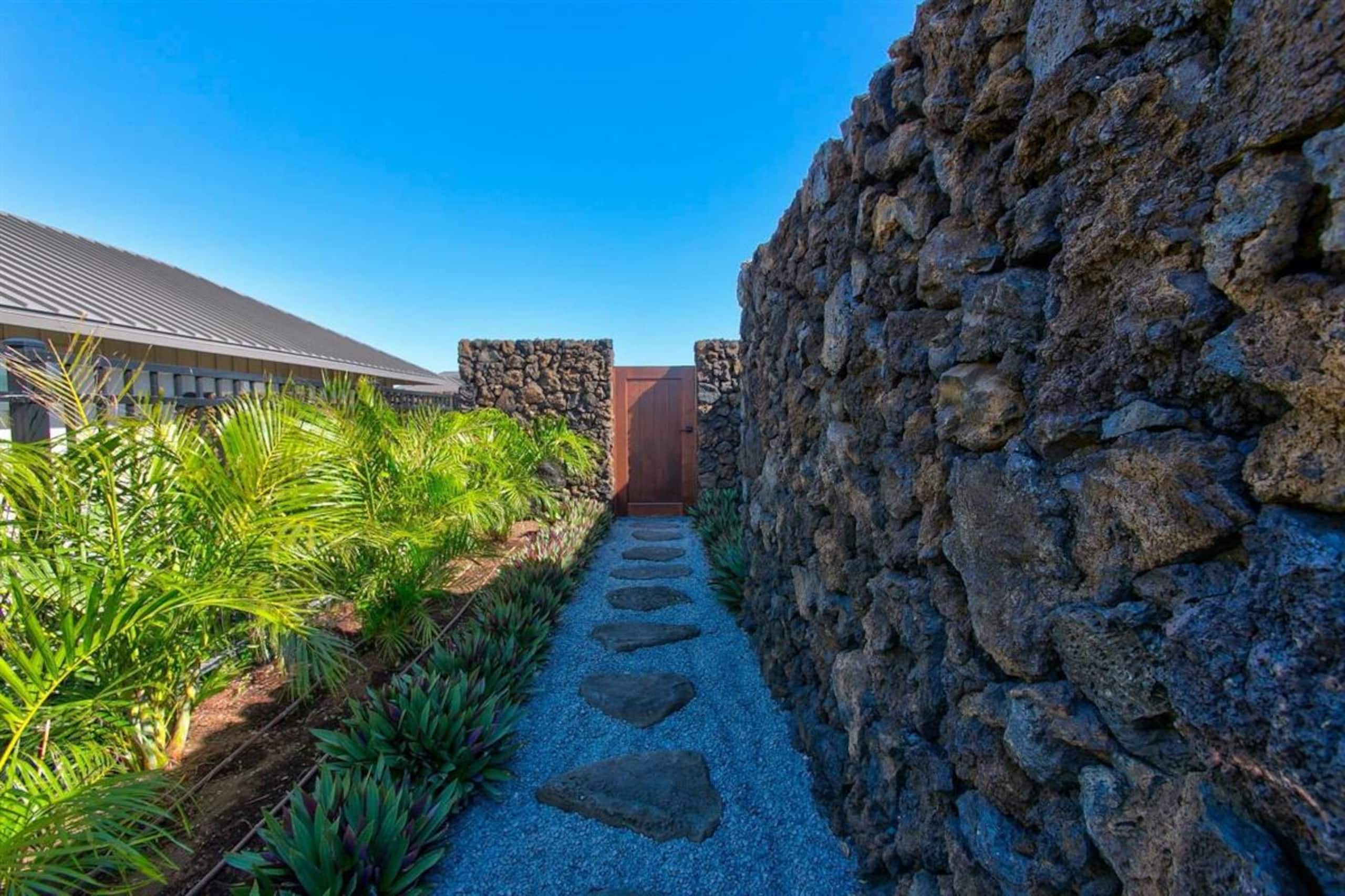 Luxury Home w/Pool + Spa, Sleeps 10, Waikoloa Re - Photo 12