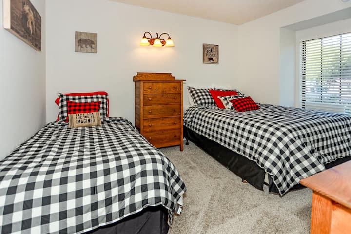 חדר שינה מואר עם שתי מיטות יחיד, עיצוב אוורירי ואווירה מזמינה, מושלם להירגעות