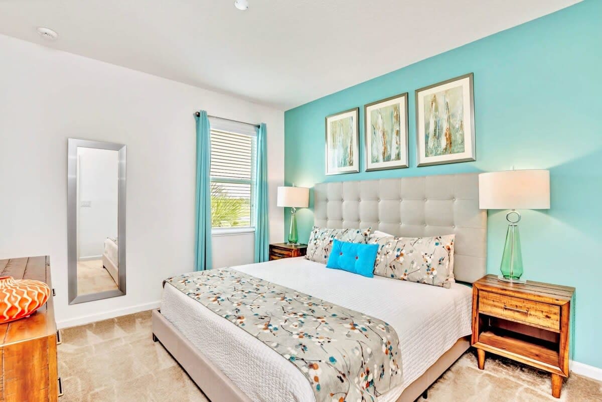 ห้องนอนใหญ่เงียบสงบพร้อมเตียงคิงไซส์และวิวที่ผ่อนคลาย