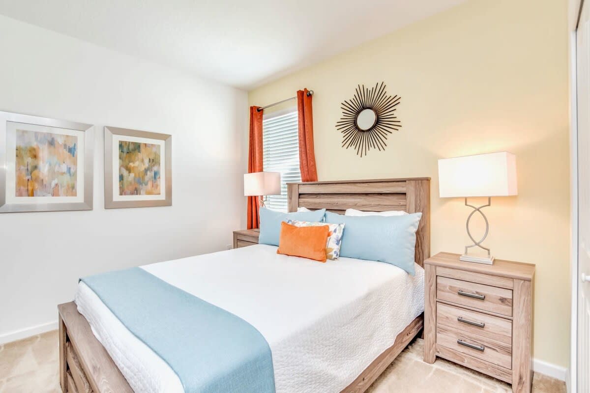 ห้องนอนหรูหราพร้อมเตียงควีนไซส์และหน้าต่างที่มีแสงแดดส่องถึง