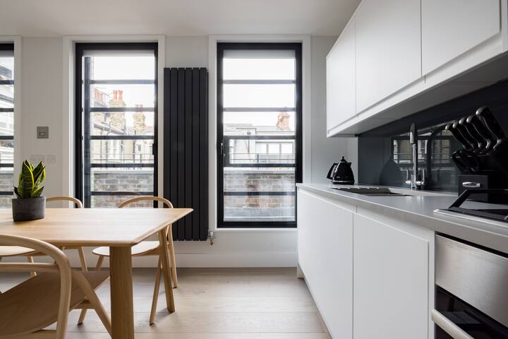 Lovely Leicester Square 2BR – Netflix & Nespresso gallery image 4