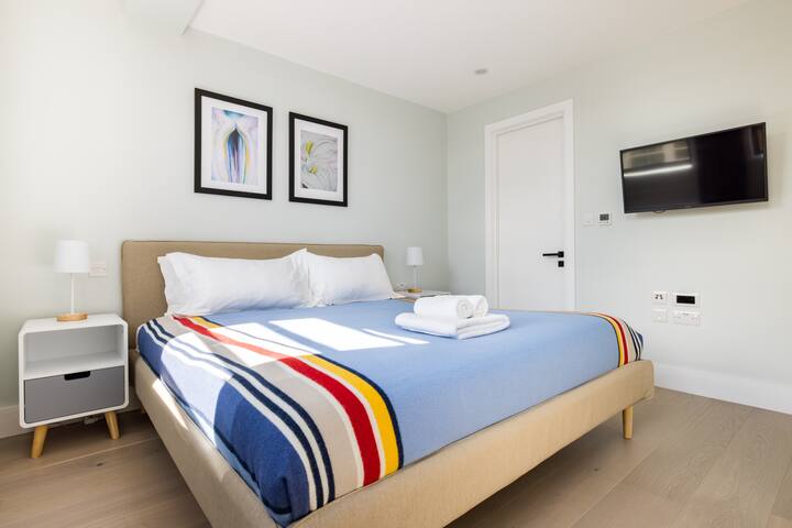 Lovely Leicester Square 2BR – Netflix & Nespresso gallery image 3