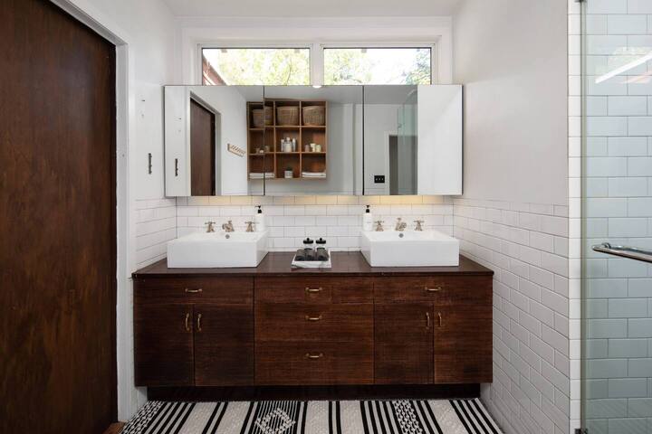 Hollywood Hills Home w Views in Laurel Canyon gallery image 4