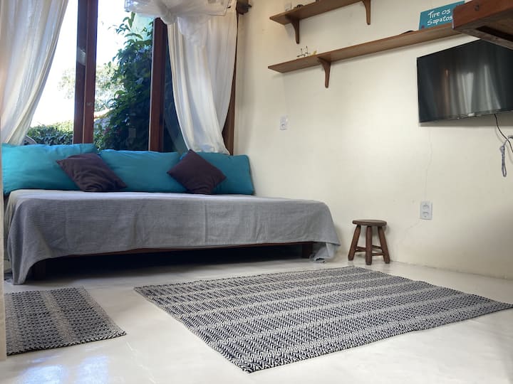 Соба со кауч на вдовица и паметен телевизор