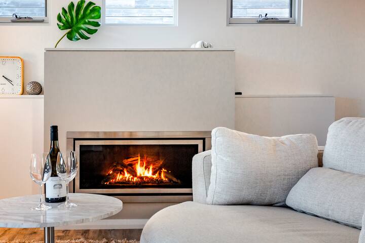 Shore House: Expansive Stunner by the Beach gallery image 3