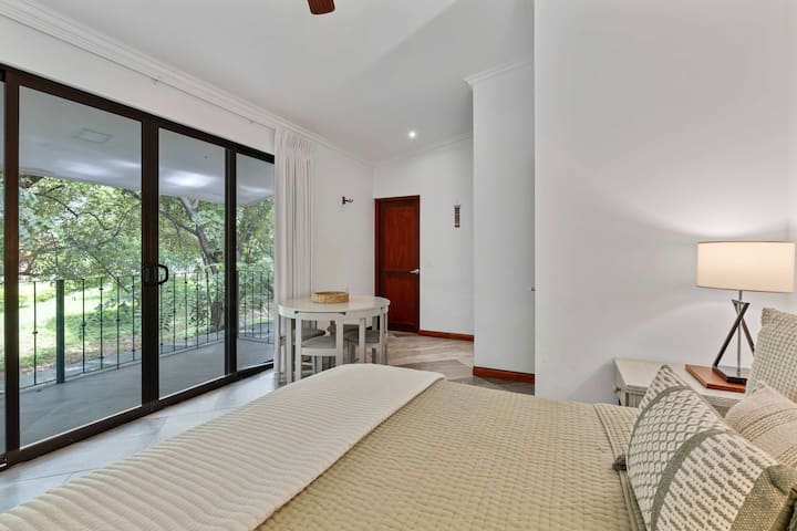 Слънчева светлина, пространство и усещането за току-що пристигнали.