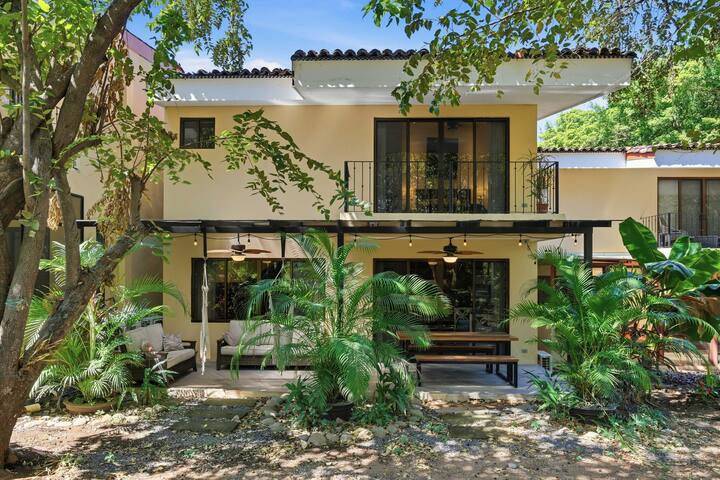 Snorkel’s Paradise Condo, Pool, Steps to the Beach