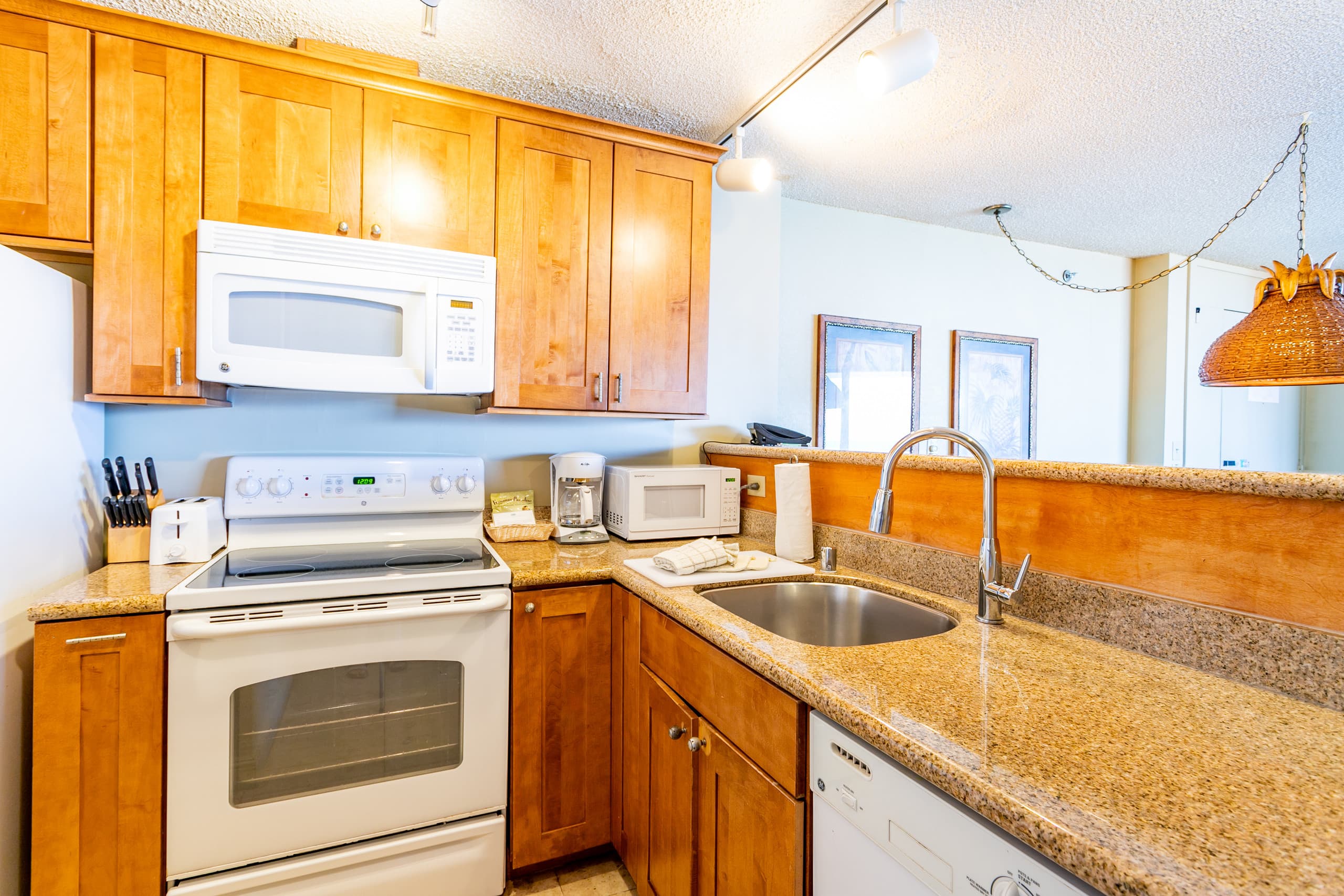 Condo in Lahaina · ★4.67 · 1 bedroom · 2 beds · 1 shared bath - Image 12