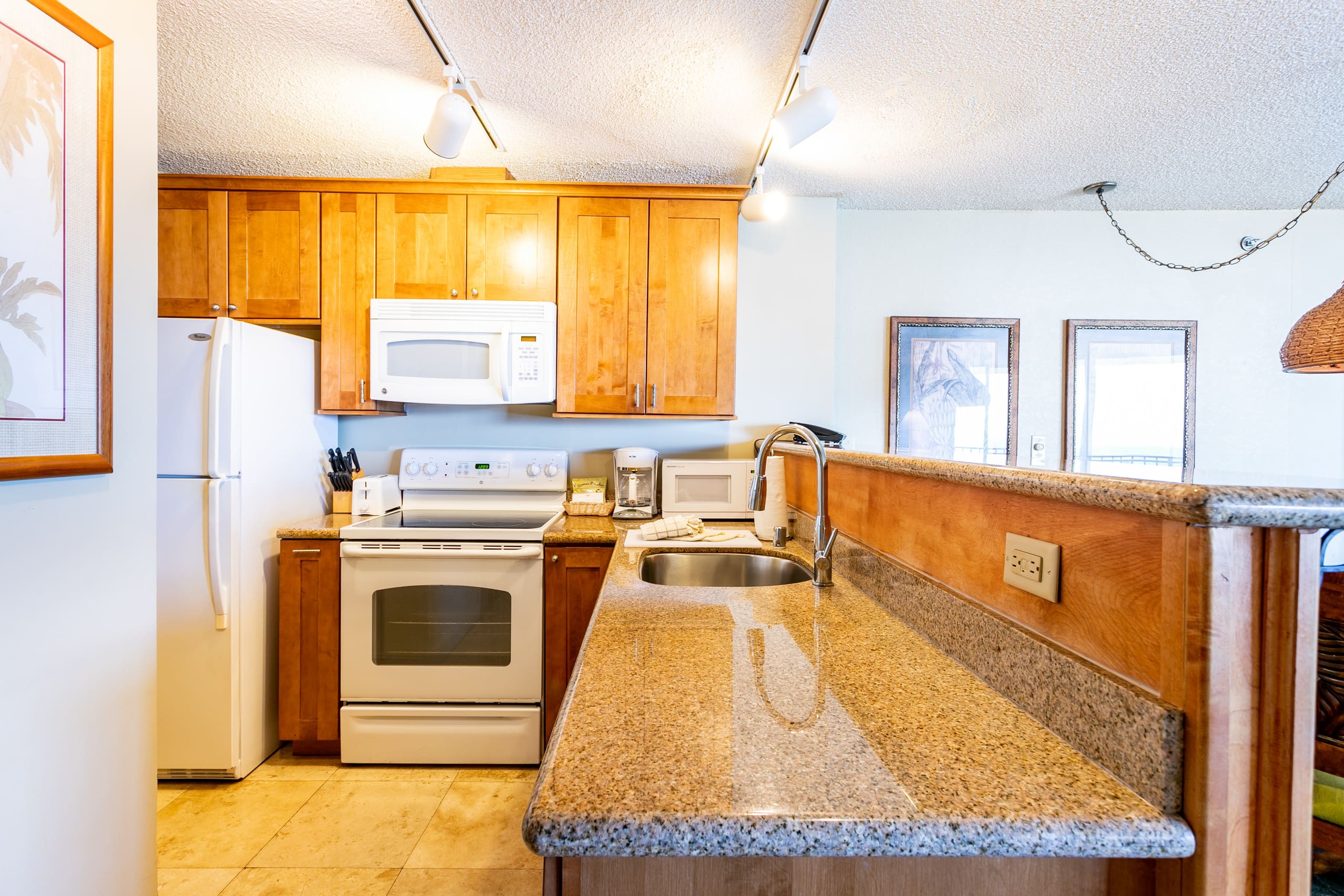 Condo in Lahaina · ★4.67 · 1 bedroom · 2 beds · 1 shared bath - Image 13