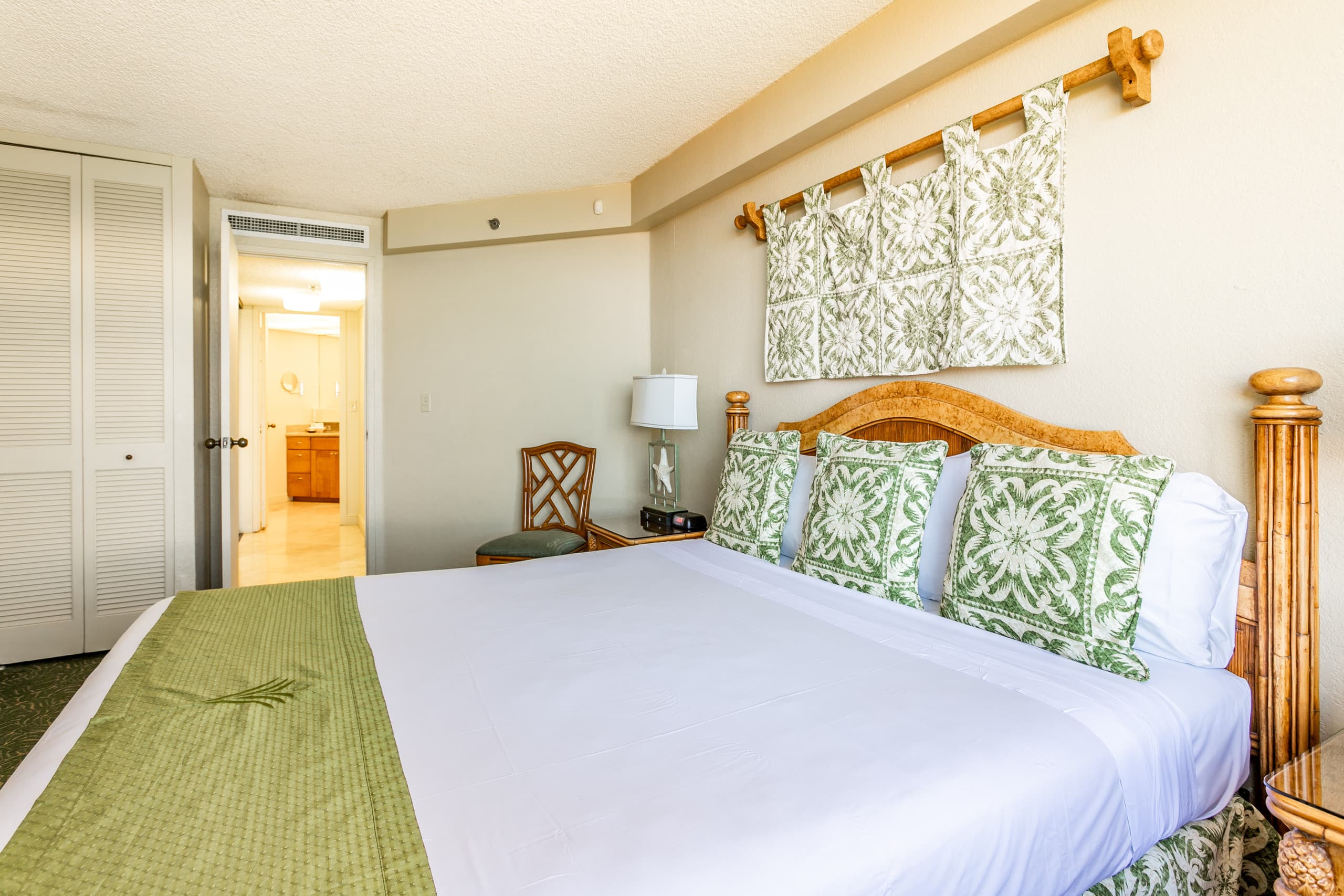 Condo in Lahaina · ★4.67 · 1 bedroom · 2 beds · 1 shared bath - Image 15