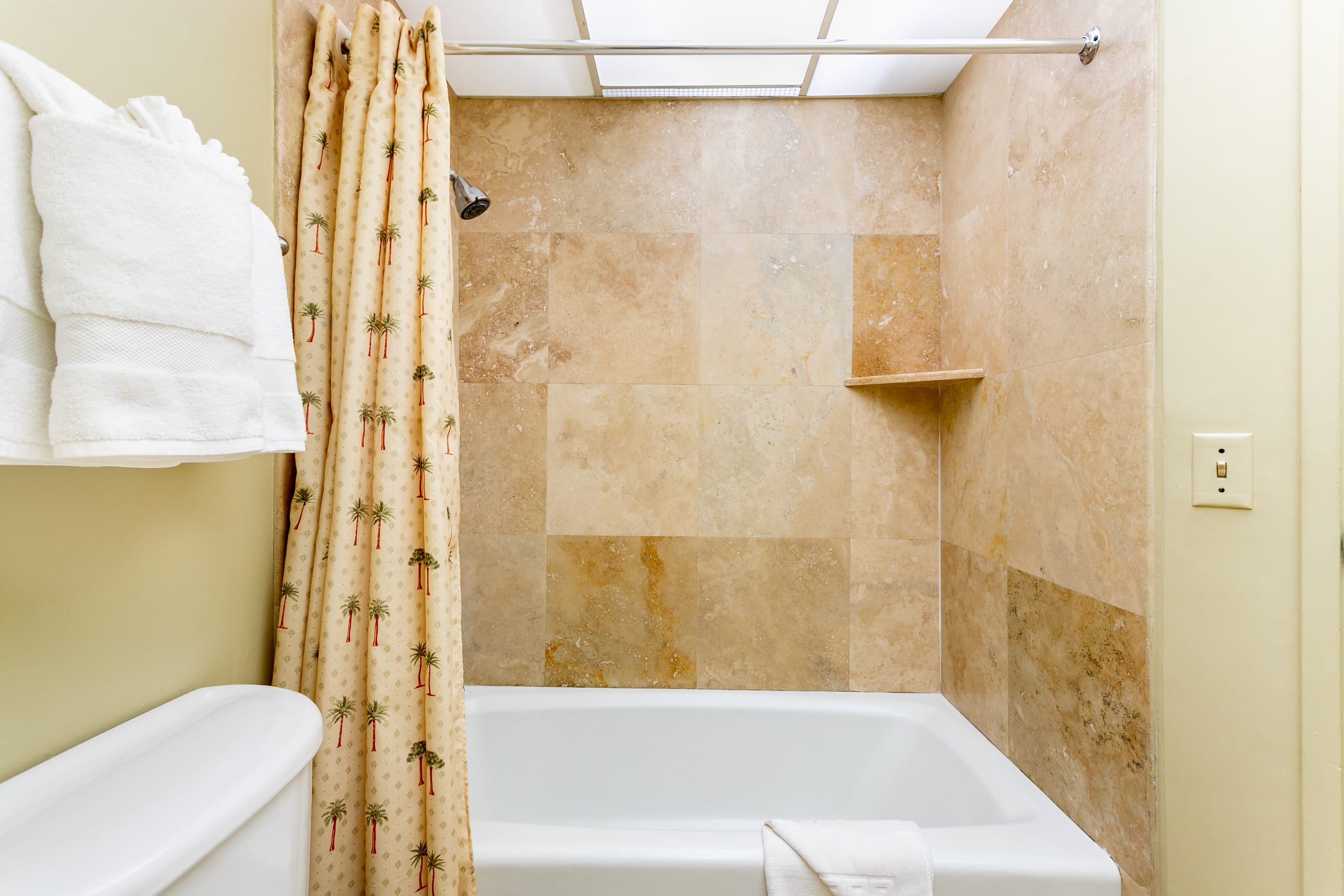Condo in Lahaina · ★4.67 · 1 bedroom · 2 beds · 1 shared bath - Image 18