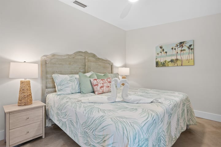 次加大双人床卧室